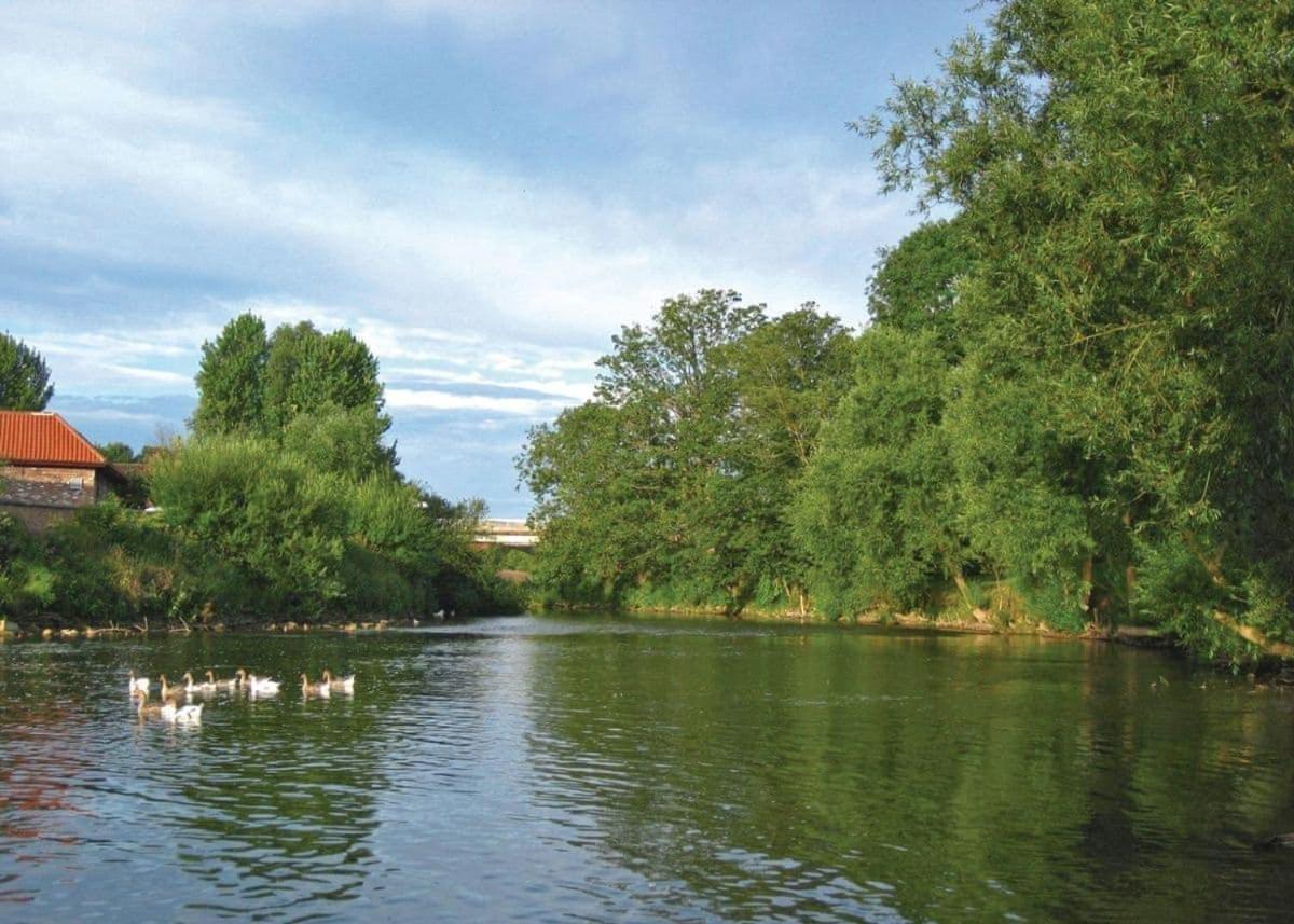 Отель Weir Country Park Holtby Экстерьер фото