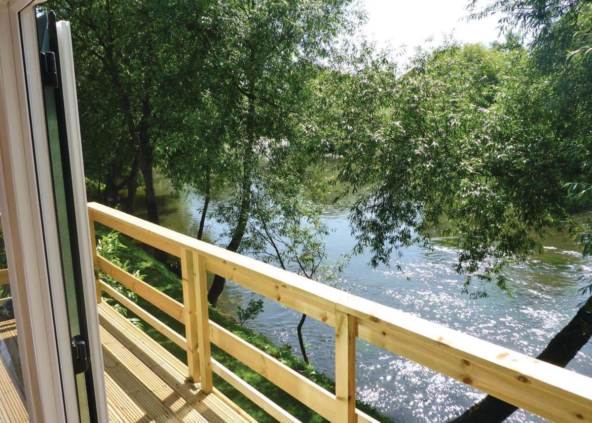 Отель Weir Country Park Holtby Экстерьер фото